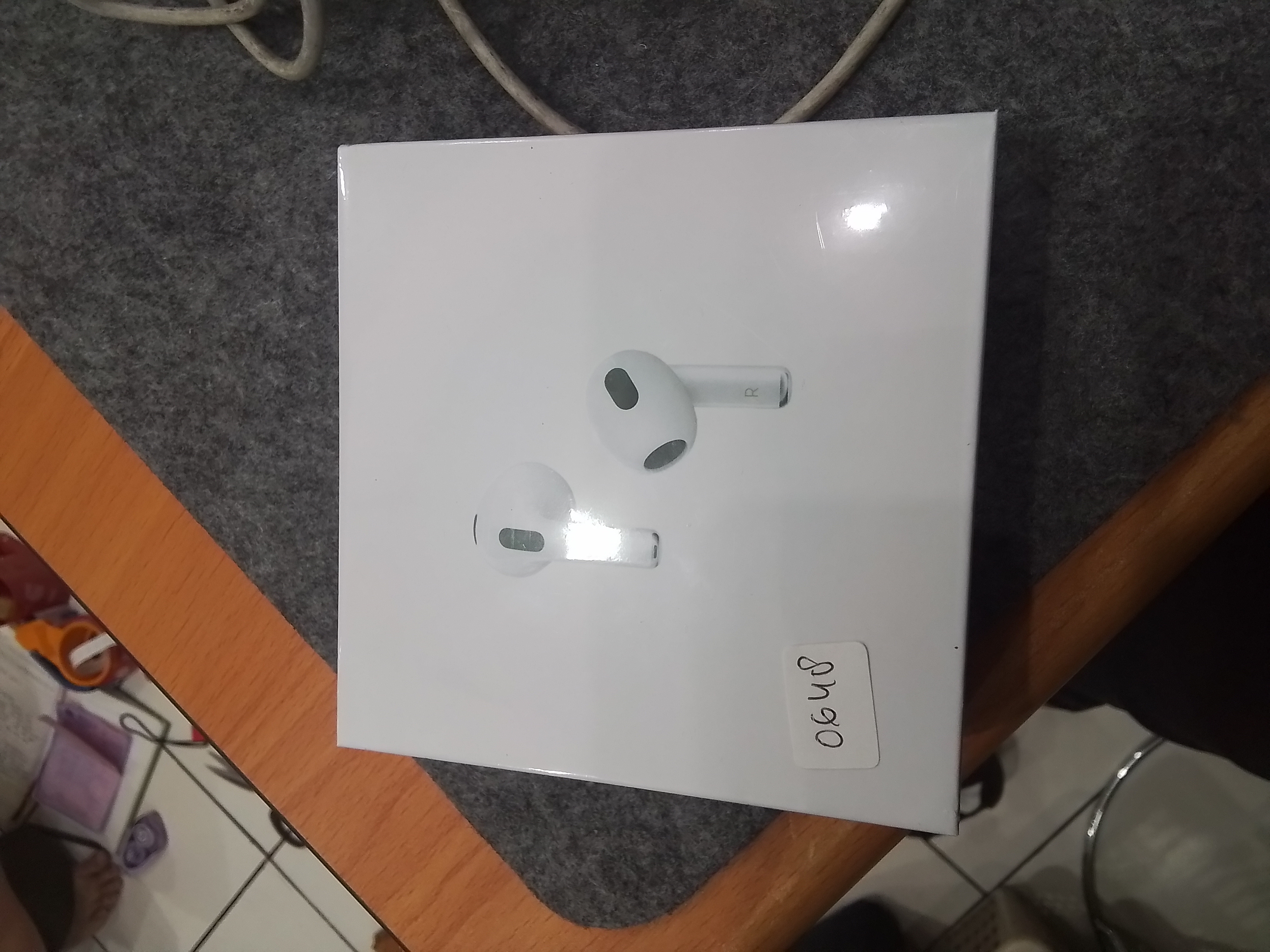 0648 HF AIRPODS APPLE